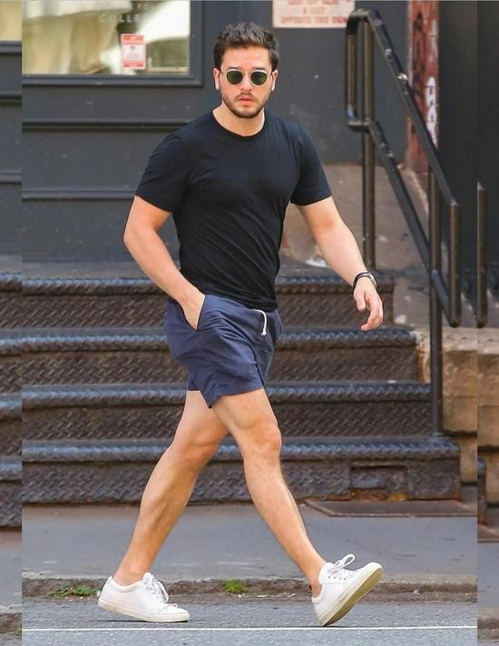 当地时间8月14日,Kit Harington现身纽约街头