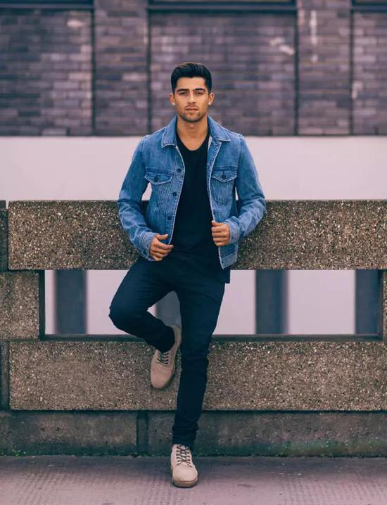 牛仔夹克+一身黑(图片来源:LOOKBOOK)