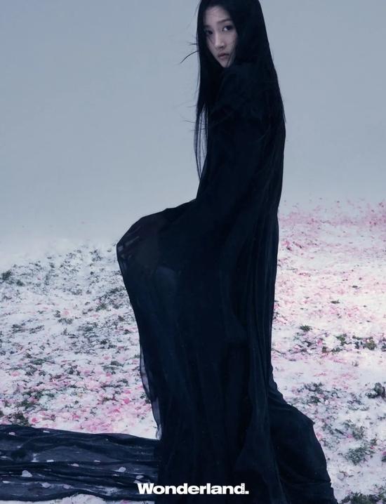 黑色薄纱连衣裙、黑色皮革长靴均为/BALENCIAGA