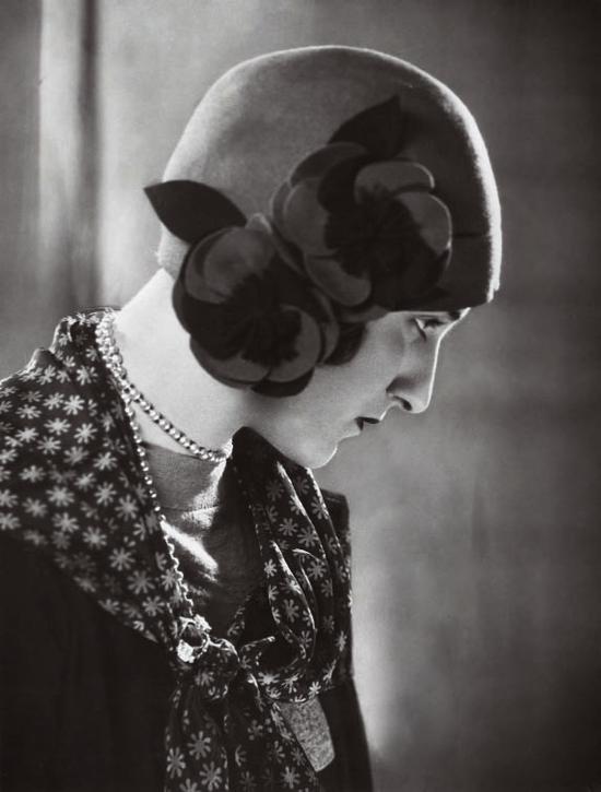 “飞女郎”标志性的钟形帽,1928