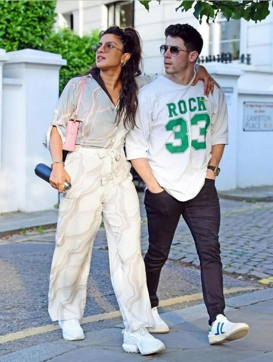 当地时间8月13日,Nick Jonas与妻子Priyanka Chopra一同现身伦敦