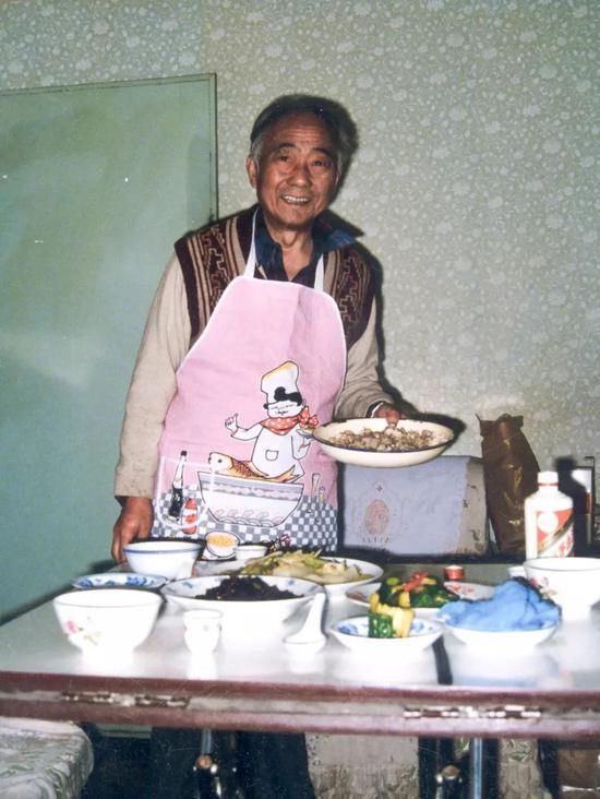 ▲ 亲自下厨的汪曾祺