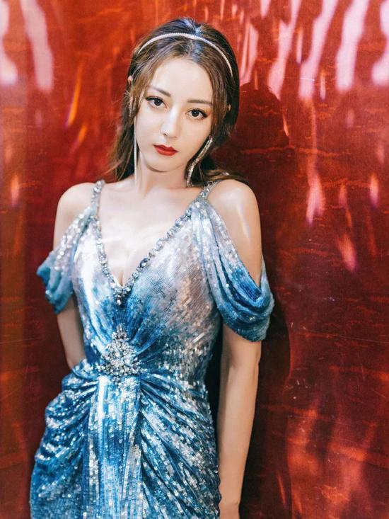 cr:微博@嘉行迪丽热巴工作室