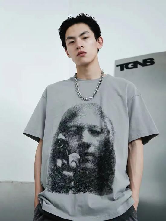 2GUNS 人像印花短袖