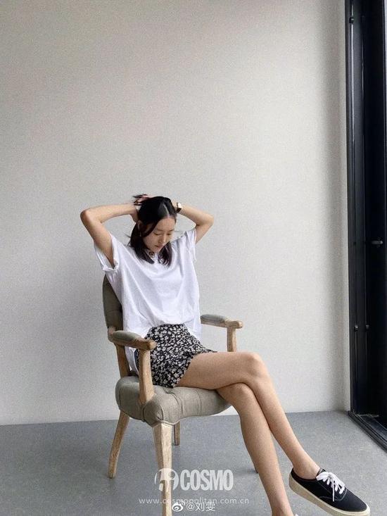 ▲T恤:GAP 半裙:DAZZLE 鞋子:FEAR OF GOD