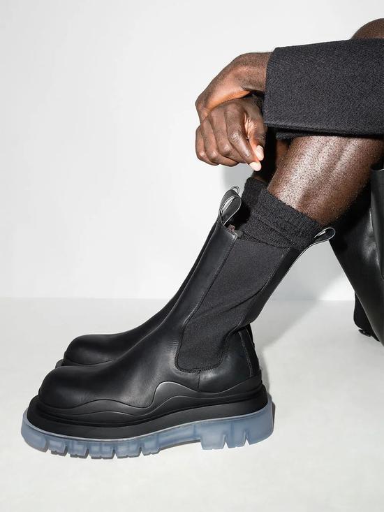Bottega Veneta 还有一款 Tire Boots ,连 Kanye West都有穿