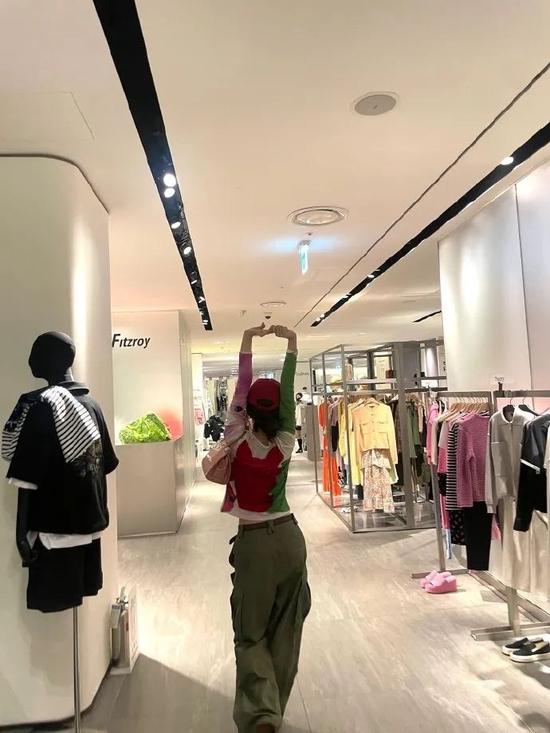 工装裤依然是春夏王炸穿搭单品?这么穿不帅都难