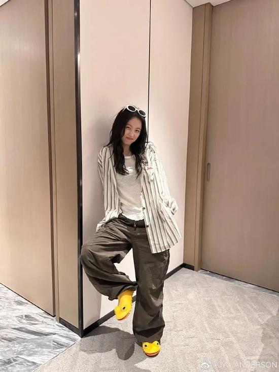 工装裤依然是春夏王炸穿搭单品?这么穿不帅都难
