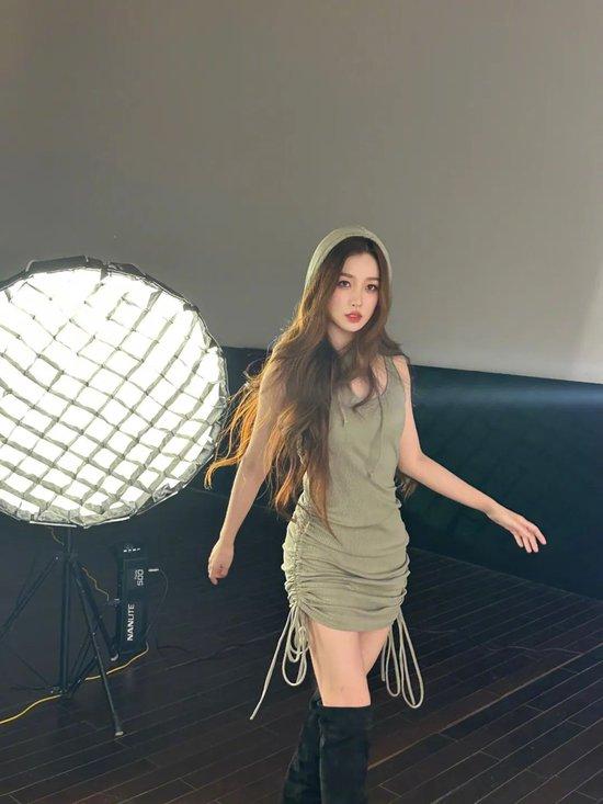 英子的女团腿，热“死”也要靠靴子