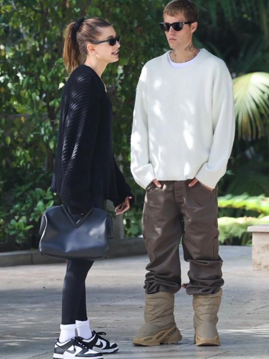 Justin Bieber 脚踩Adidas Yeezy NSTLD