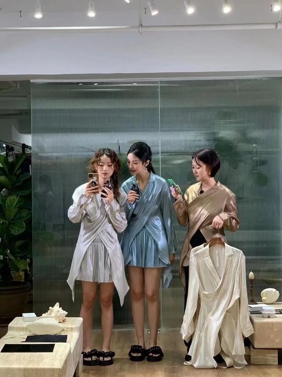 高美宝(右一)参与合作品牌 deepmoss 的直播