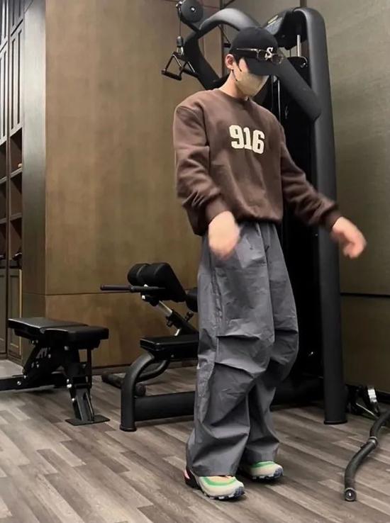 工装裤依然是春夏王炸穿搭单品?这么穿不帅都难