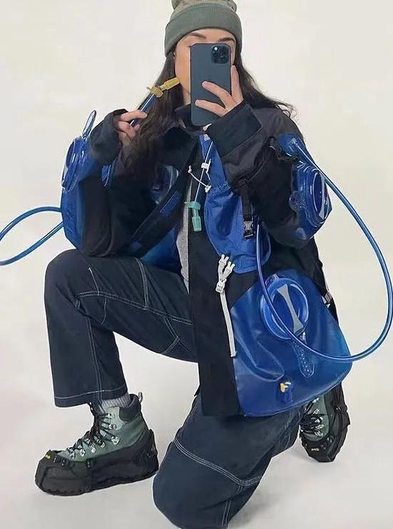 MMW x Nike Free Trainer 3 SP (左) & Nicole 穿着 Vibram ARCTIC GRIP 便携鞋套 (右) | Via Grailed、Nicole McLaughlin