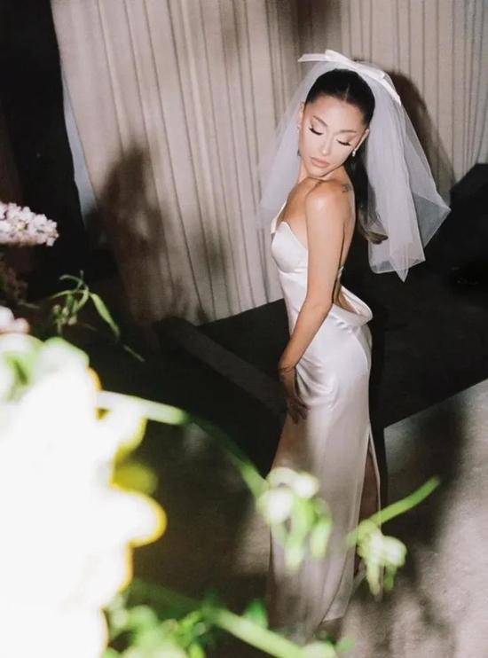 Vera Wang 发布了 Ariana Grande 穿着婚纱的照片