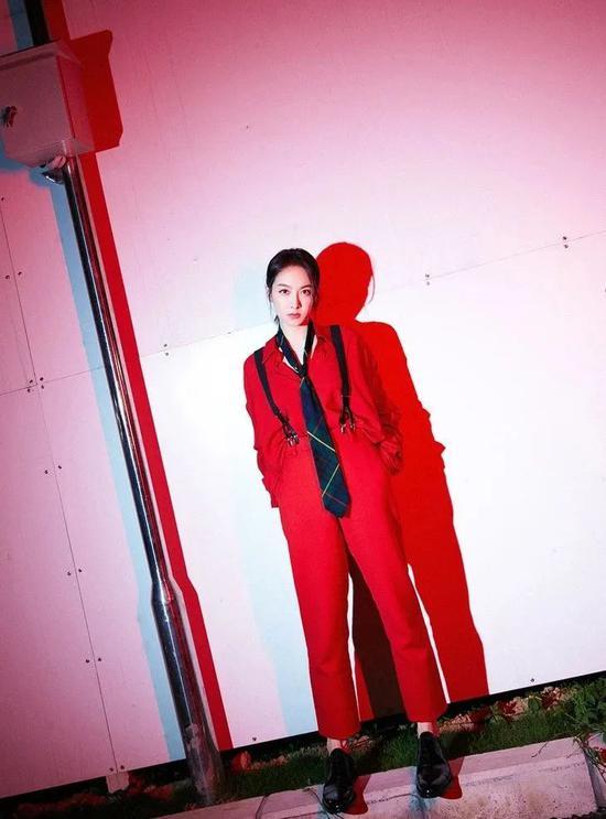 宋茜 领带:Vivienne Westwood