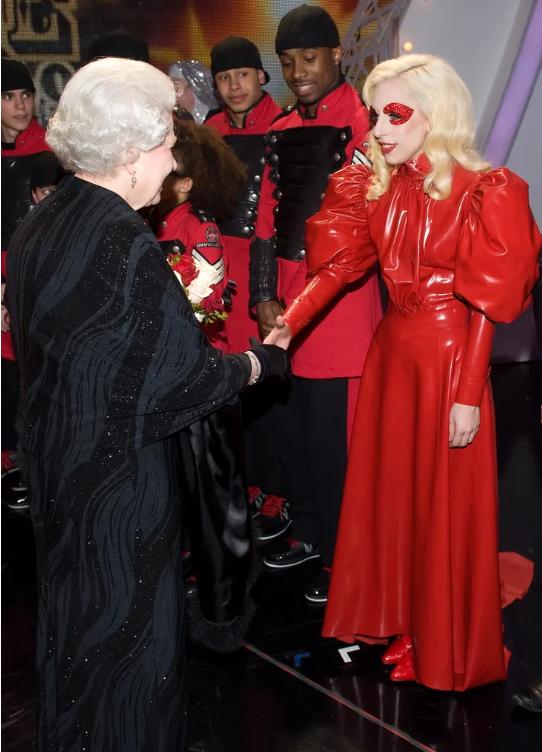 Lady Gaga 参加英国皇家文艺汇演图片