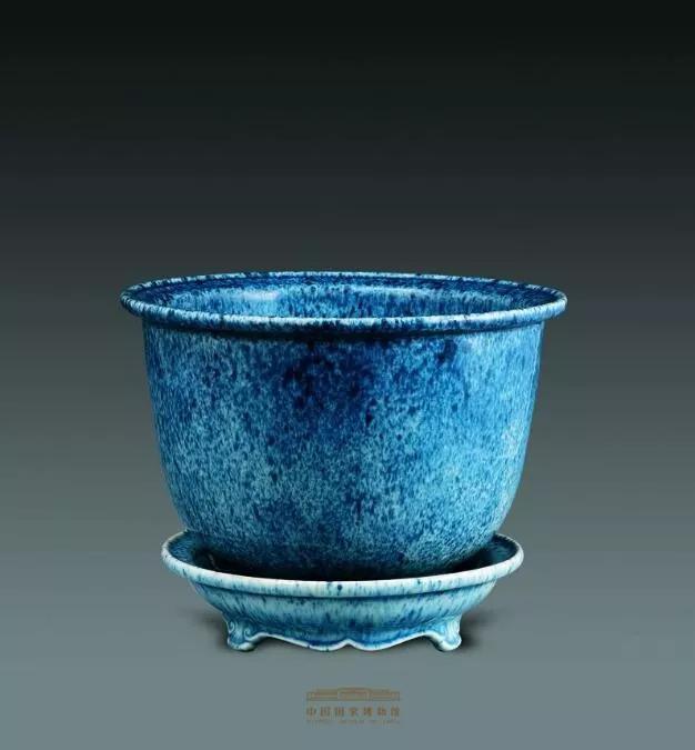 清 青金蓝釉带托花盆,盆高27.2厘米,口径22厘米,足径12.8厘米,盆托高5.3厘米,口径18.9厘米,国家博物馆藏