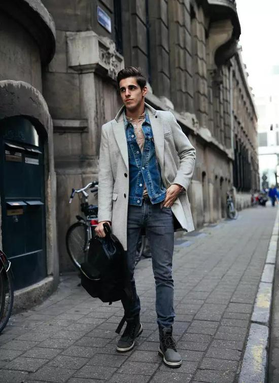 牛仔夹克做隔层(图片来源:LOOKBOOK )