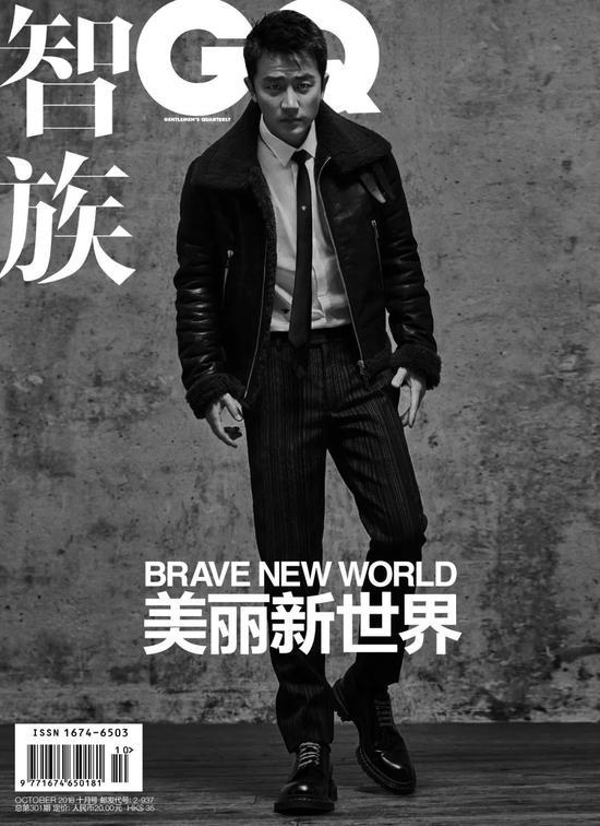 白色衬衫、黑色领带、黑色剪羊毛皮夹克、黑色皮鞋均为 Dior Homme