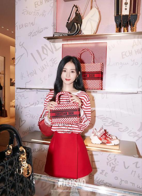 ▲赵丽颖 DIORAMOUR Mini BOOK TOTE手袋