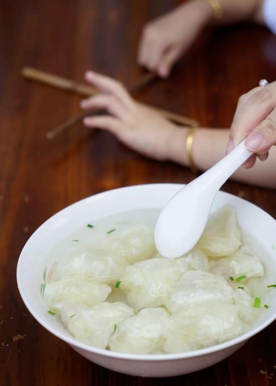 ▲ 一个个馄饨如泡泡般漂浮在热腾腾的汤上。少了这份漂浮感,就不能称作“泡泡馄饨”。 摄影/王楠楠