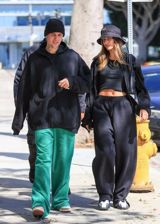 当地时间10月2日,Justin Bieber和Hailey Bieber现身LA