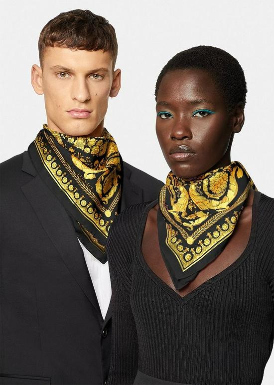 范思哲丝巾 图片来源:Versace