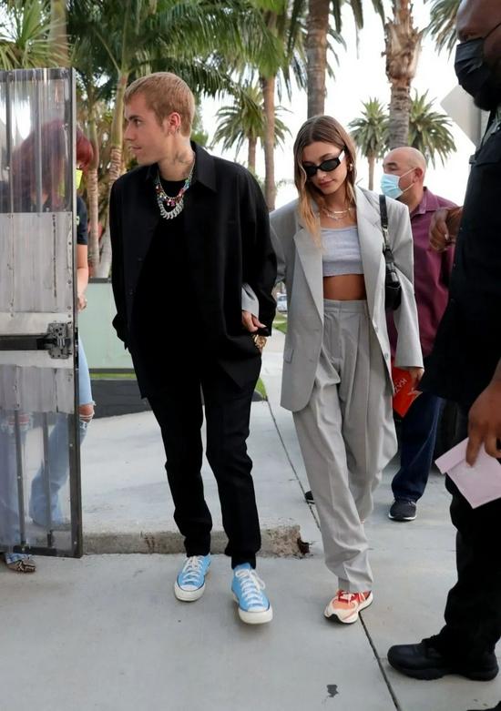 当地时间8月25日,Hailey Bieber和老公Justin Bieber一同现身西好莱坞街头