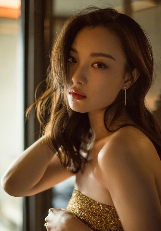 除了大气的五官轮廓,决定倪妮契合风情路线的还有她的神仙身材。