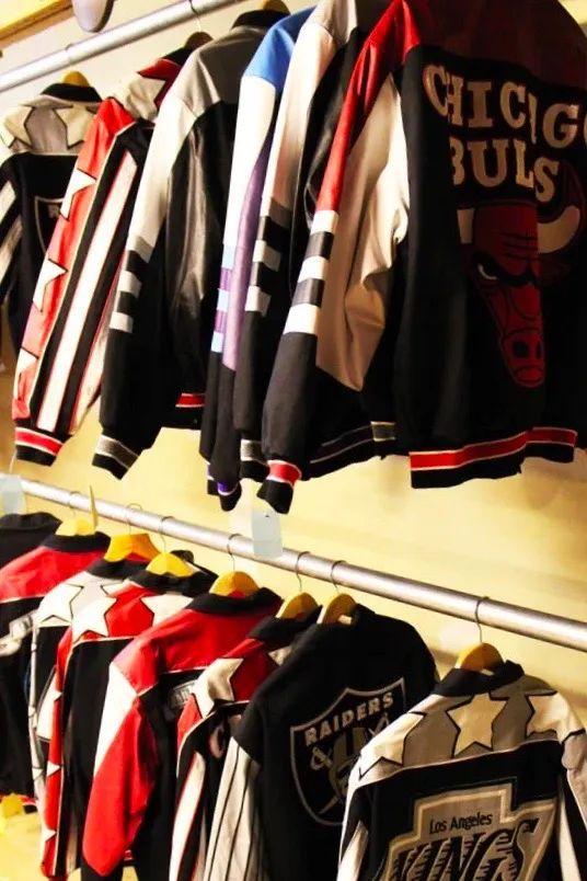 缔造出 Supreme「天价夹克」的传奇设计师
