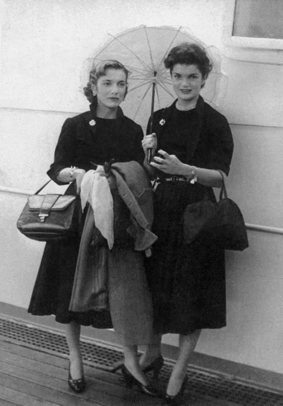 1951年,Jackie Kennedy 和妹妹Lee Radziwill