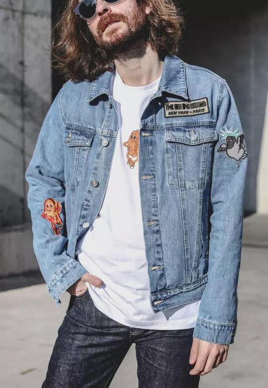 内搭长白T恤(图片来源:LOOKBOOK)