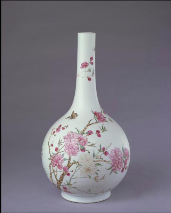 粉彩桃花纹直颈瓶,清雍正,高37.6厘米,口径4.1厘米,足径11.6厘米。故宫博物院藏。