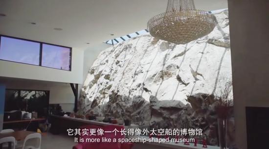 客厅保留了山体部分