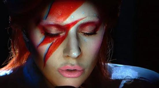 Lady Gaga向David Bowie致敬的变装秀