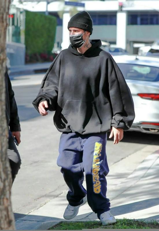 当地时间10月28日,Justin Bieber现身西好莱坞。