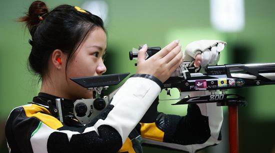 杨倩参加奥运会女子10米气步枪比赛并夺得金牌 图片来源:china.huanqiu.com