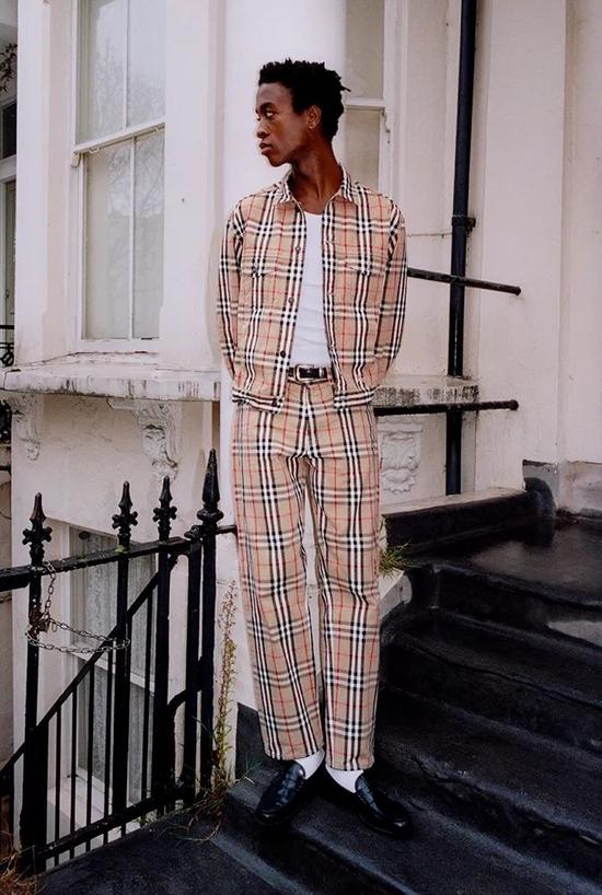 编辑配图:由 Burberry 与 Supreme 推出的联名系列