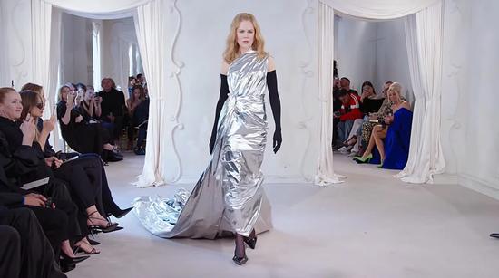 Nicole Kidman 为 Balenciaga 第 51 季高定系列走秀