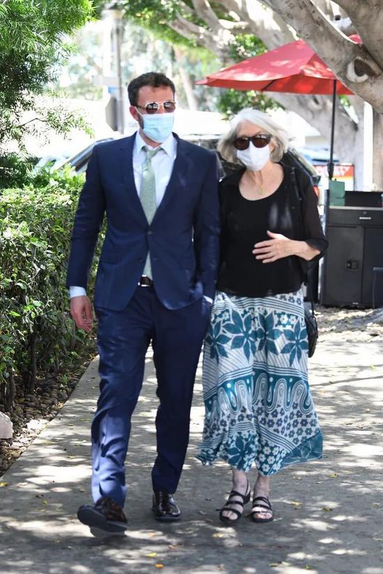 当地时间6月14日,Ben Affleck和母亲现身女儿Seraphina的毕业典礼