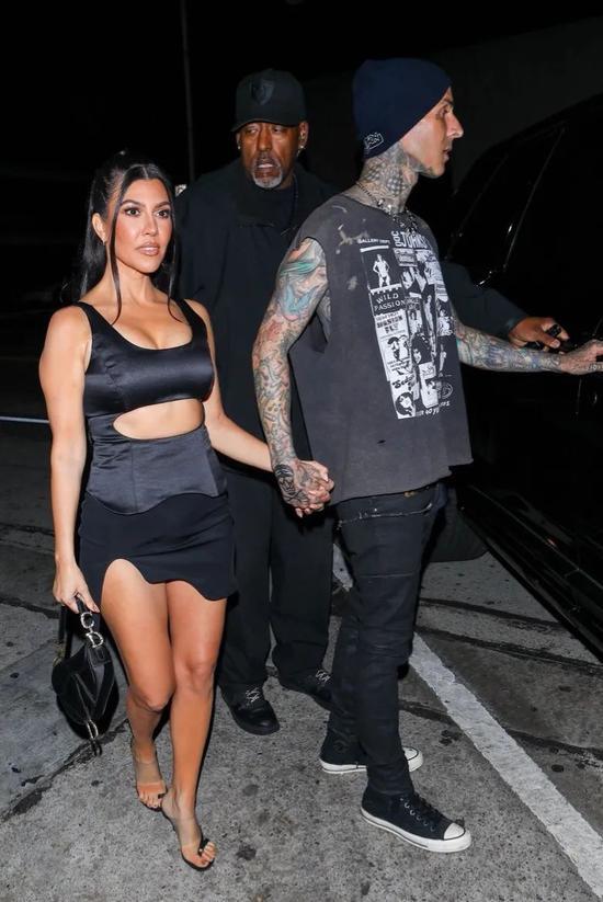 当地时间6月24日,Kourtney Kardashian和Travis Barker现身加州西好莱坞
