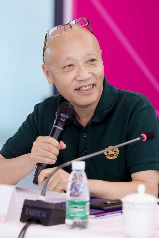 沙龙主持人:吴洪