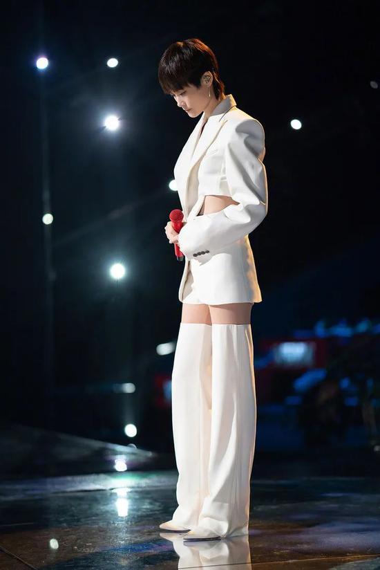 李宇春 西服:Mugler