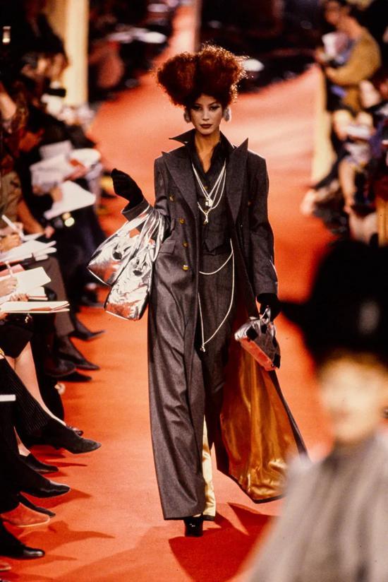 上:Gucci 2021秋季成衣系列 下:Vivienne Westwood 1993秋季成衣系列