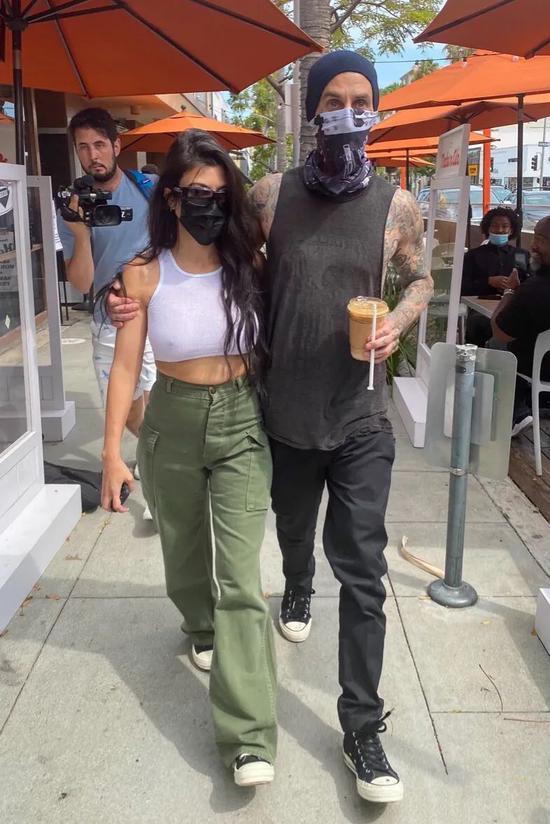 当地时间6月15日,Kourtney Kardashian和Travis Barker现身洛杉矶