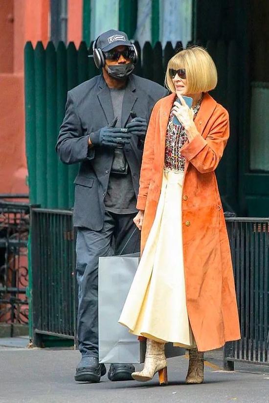 Kanye having lunch with Anna Wintour in New York | Via twitter @Ye Media