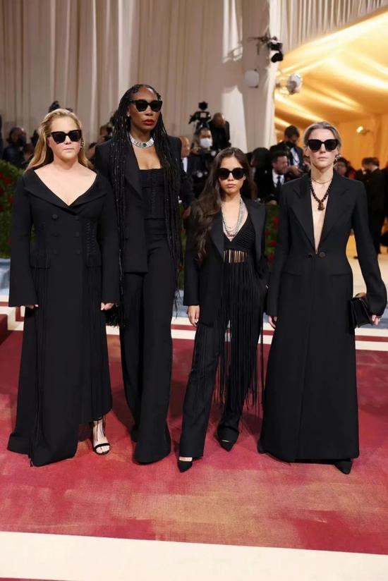 Amy Schumer,Venus Williams,Xiye Bastida演绎 Chloé 礼服