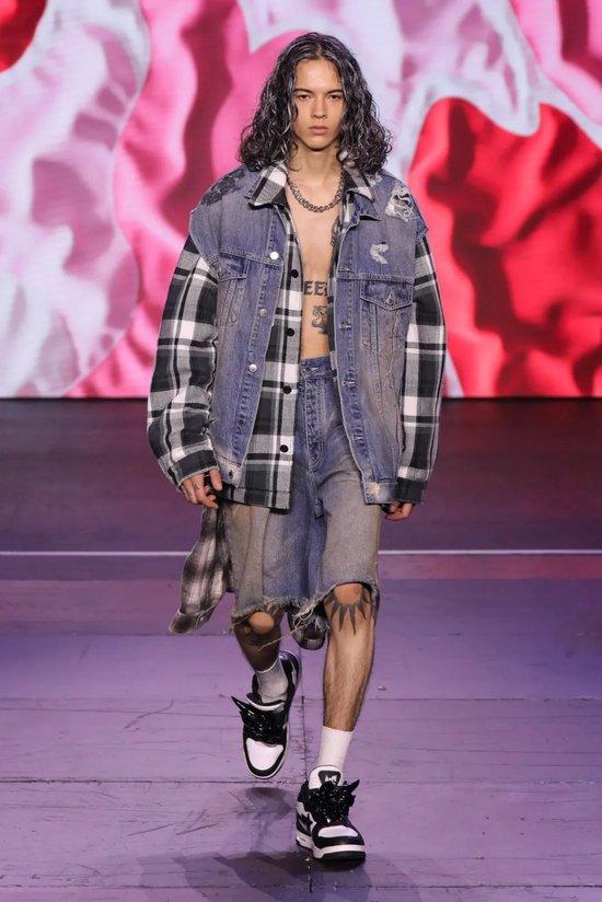 从侃爷到Lil Baby，占领两代人衣柜！30年后这个猿人依旧是潮流风向标？
