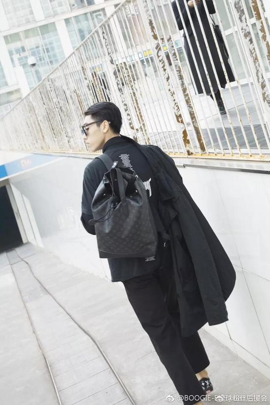 Louis Vuitton 的 EXPLORER 双肩包
