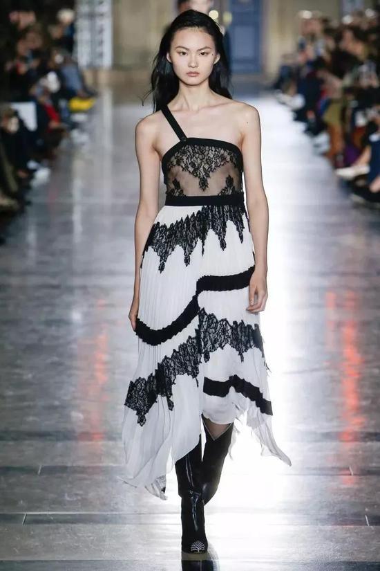 Givenchy T台上的贺聪